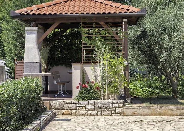 Nikolic Πανσιόν Valbandon